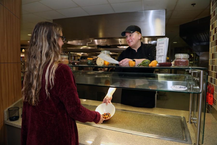 Executive Chef Jennifer Richmond works with Cal U student Miranda Anderson to customize an allergen-friendly meal at the Gold Rush dining hall’s new “Clarity” station, Natali Student Center.