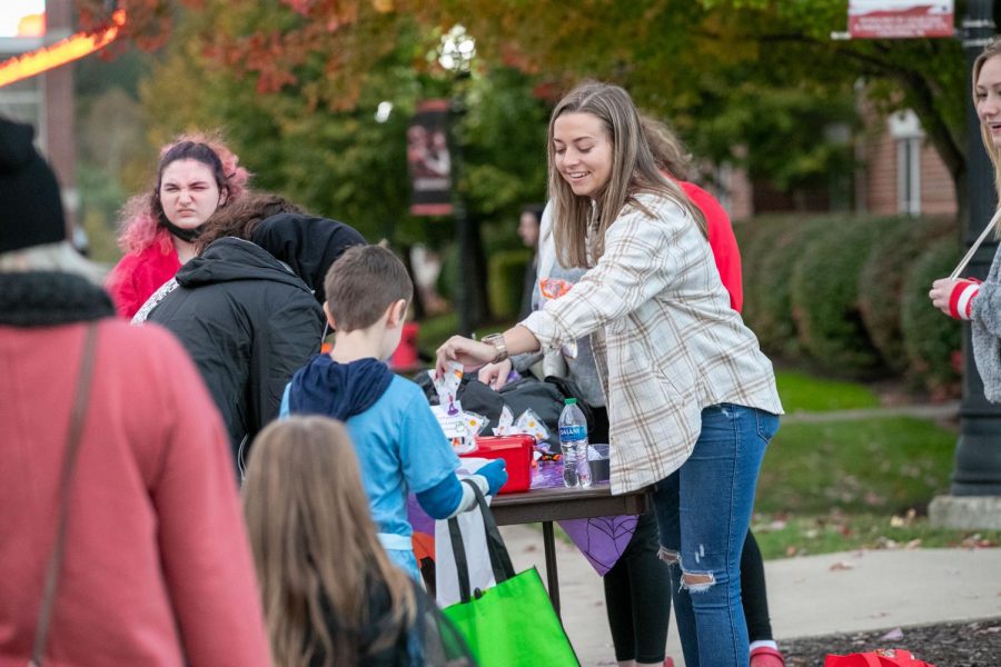 Cal+U+student+government+president+Caitlyn+Urban+handing+candy+to+children+at+the+Meet+and+Treat+event.+