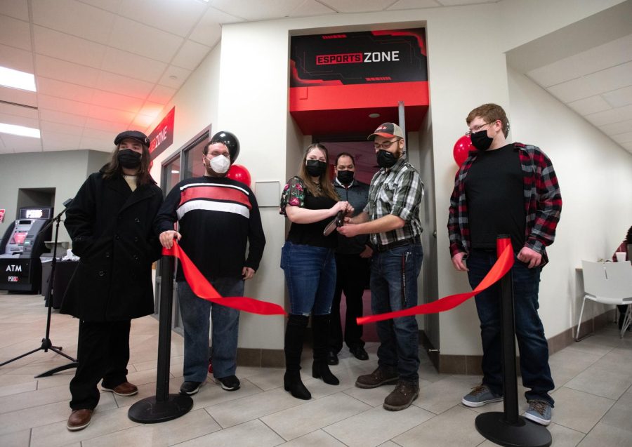 Members+of+Cal+Us+Gaming+Club+cut+the+ribbon+officially+opening+the+brand+new+ESports+Zone+in+the+Natali+Student+Center.